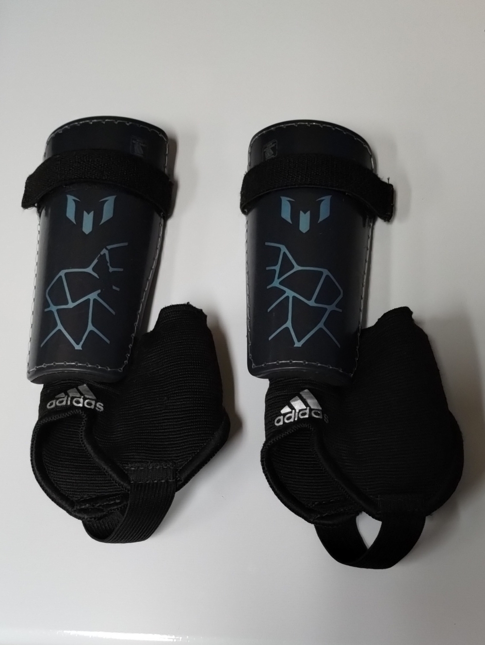 Adidas Soccer Shin Guards Children's Size Medium. Excellent Pre-owned Condition